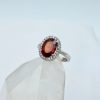 Anillo Granate y Chispitas de Diamantes en Oro Blanco de 18K