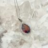Dije Granate con Chispitas de Diamantes en Oro Blanco de 18K