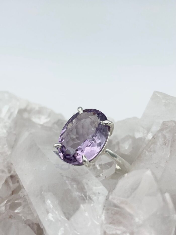 Anillo Amatista Lavanda mediano Ovalado Facetado