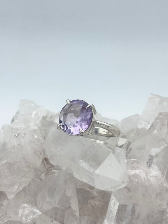 Anillo Amatista Lavanda redondo Facetado