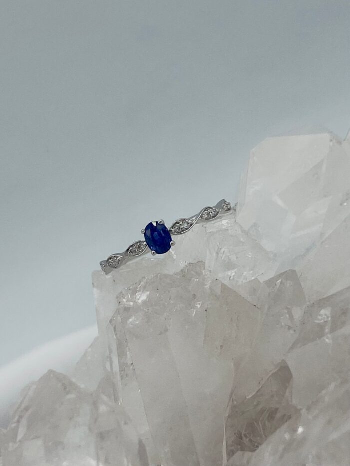 Anillo Zafiro con chispitas de Diamantes en Oro Blanco 18 k