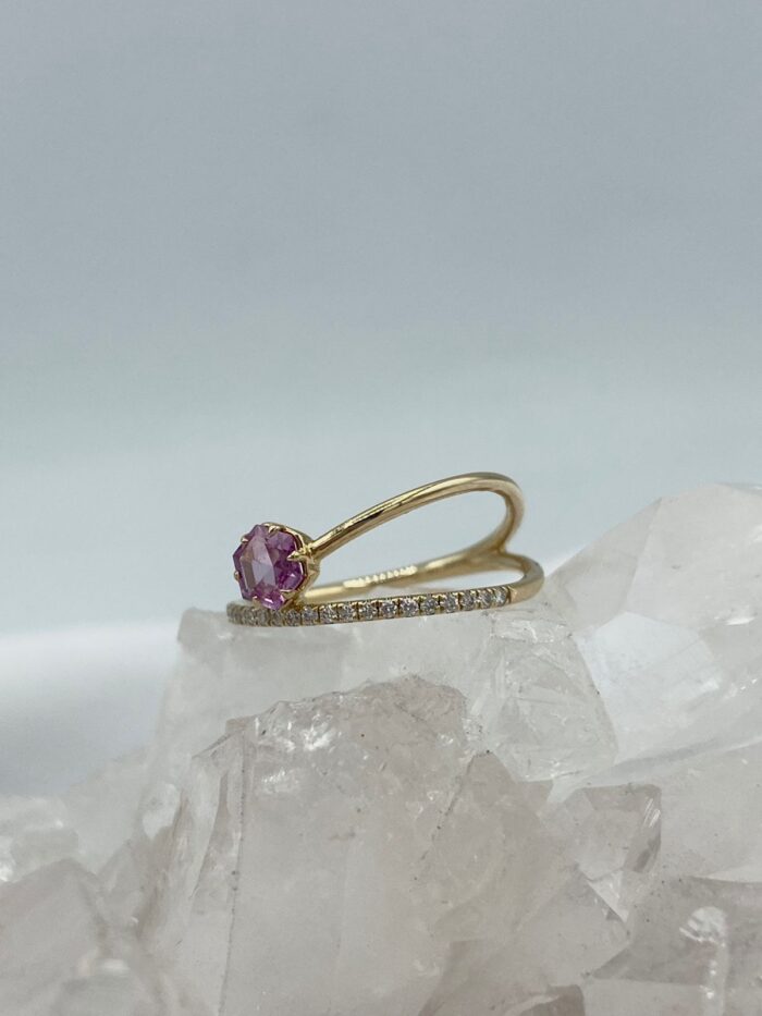 Anillo Zafiro Rosa con chispitas de Diamantes en Oro Amarillo18 k