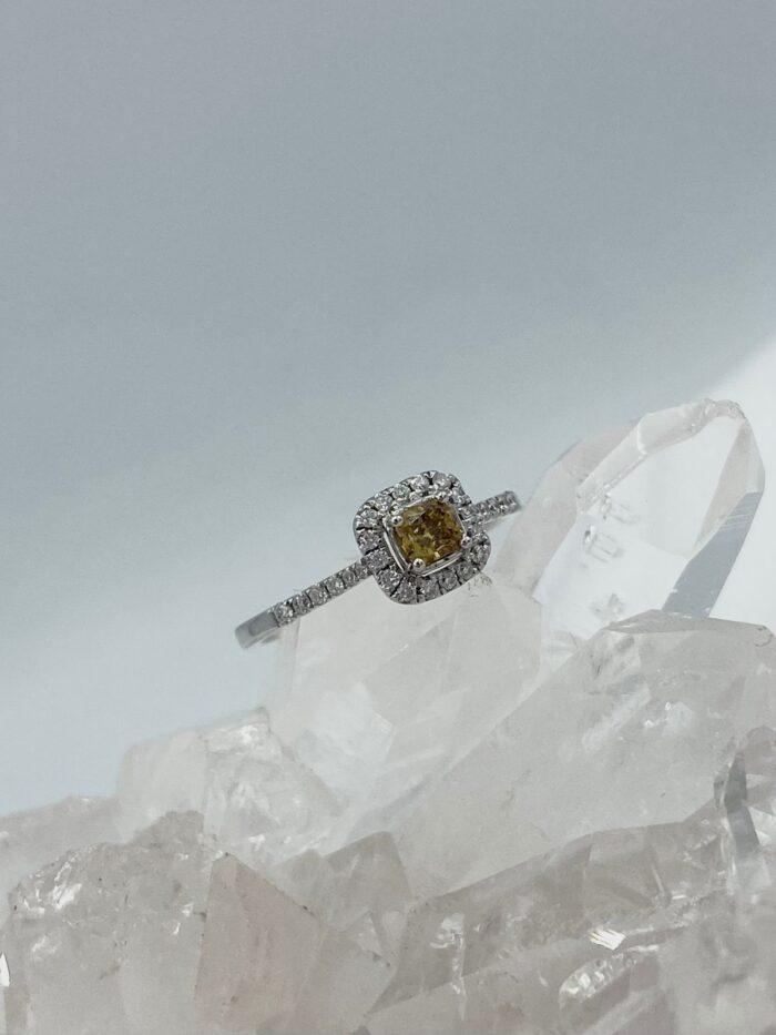 Anillo Diamante Amarillo con chispitas de Diamantes en Oro Blanco18 k