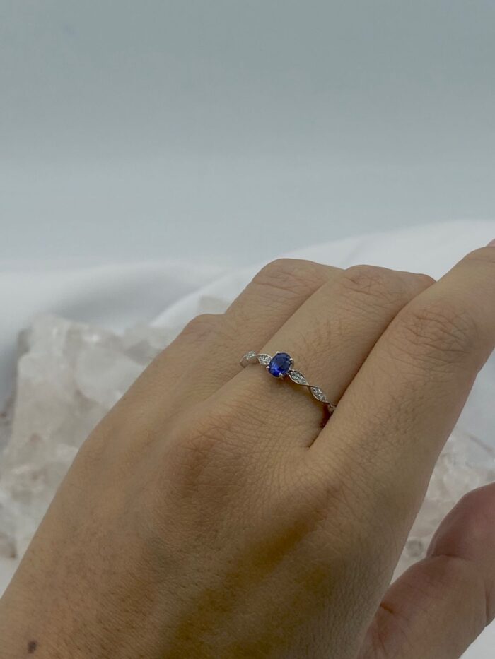 Anillo Zafiro con chispitas de Diamantes en Oro Blanco 18 k - Imagen 2