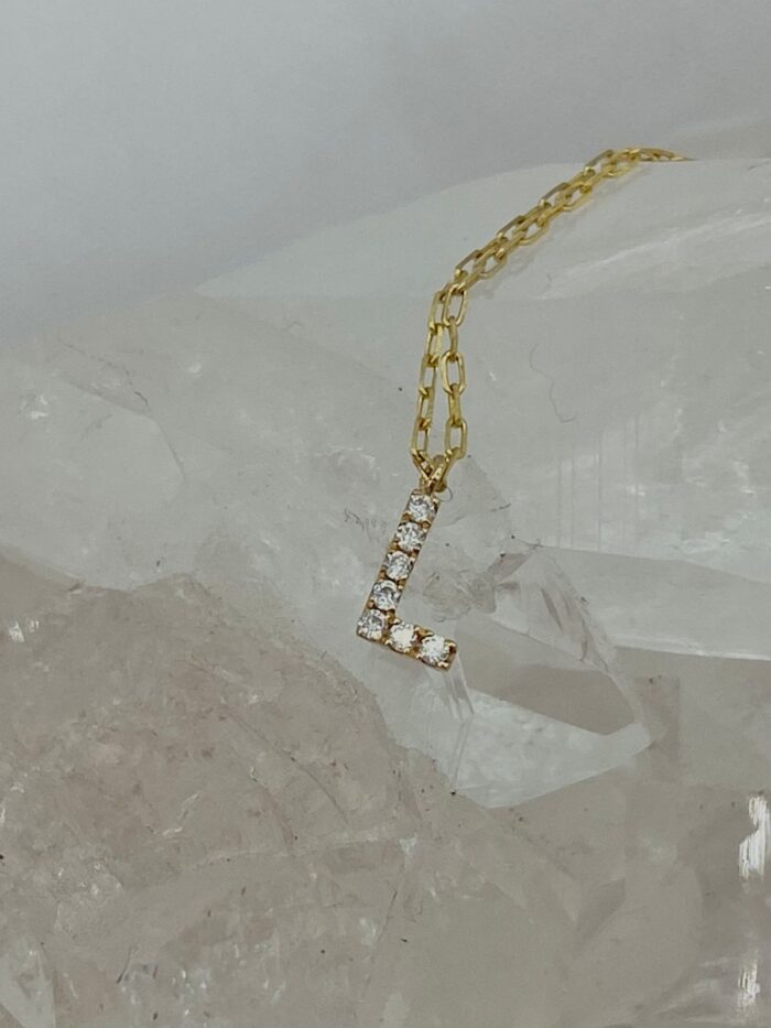 Dije "L" con  Diamantes en Oro Amarillo 18K