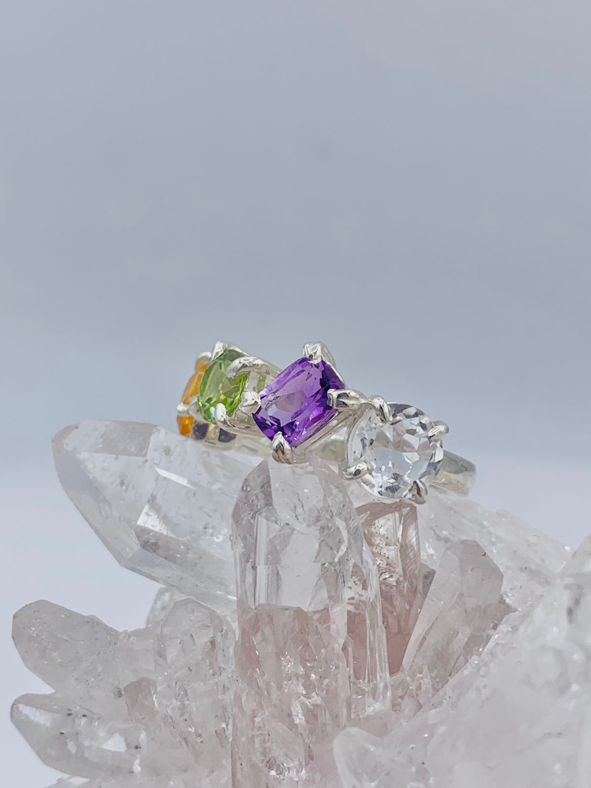 Anillo multipiedras Topacio Azul, Citrino, Peridoto, Amatista y Cuarzo Transparente colección llénate de color - Imagen 2