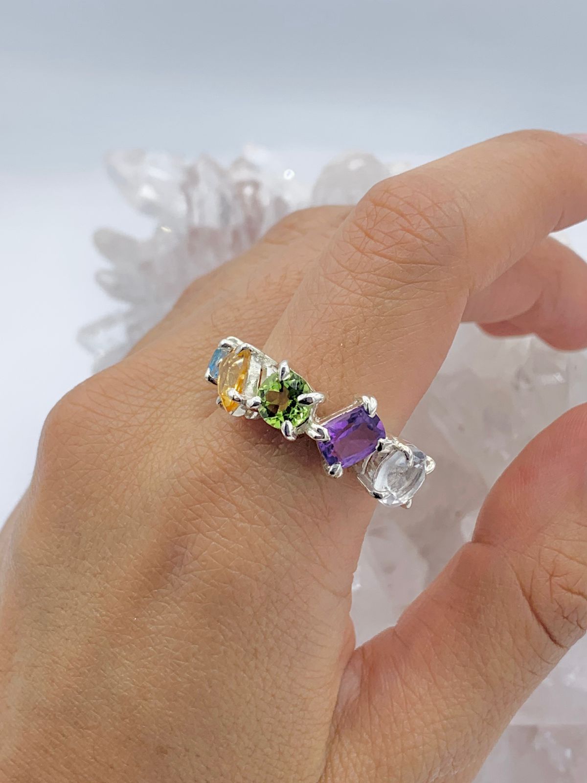 Anillo multipiedras Topacio Azul, Citrino, Peridoto, Amatista y Cuarzo Transparente colección llénate de color - Imagen 3